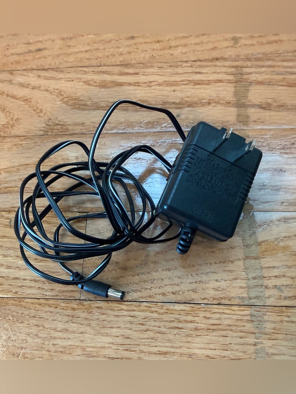 Hon Kwan wall adapter charger
120V to 12V 840 mA Power Adapter with Barrel Plug